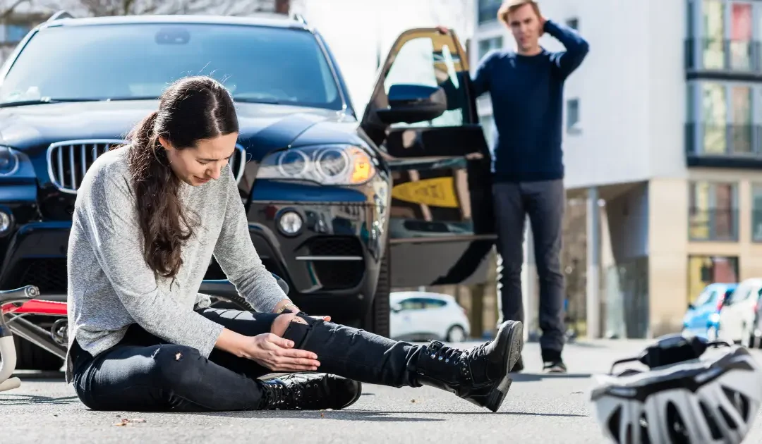 A woman with knee pain after a car accident.